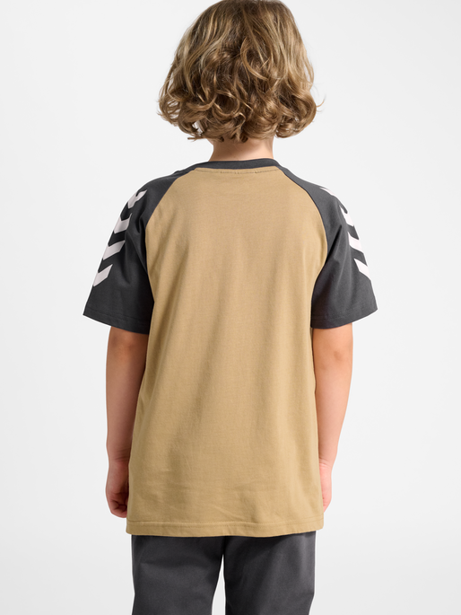 hmlJR LOGO T-SHIRT S/S, CORNSTALK, model