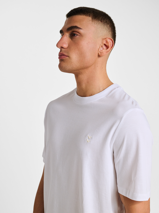 hmlPULSE T-SHIRT, WHITE, model