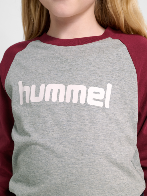 hmlJR LOGO T-SHIRT L/S, CHOCOLATE TRUFFLE, model