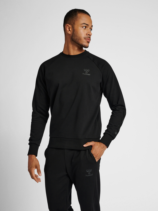 hmlISAM 2.0 SWEATSHIRT, BLACK, model