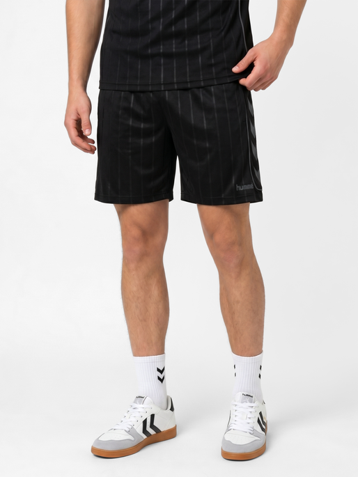 hmlPITCH SHORTS, BLACK, model