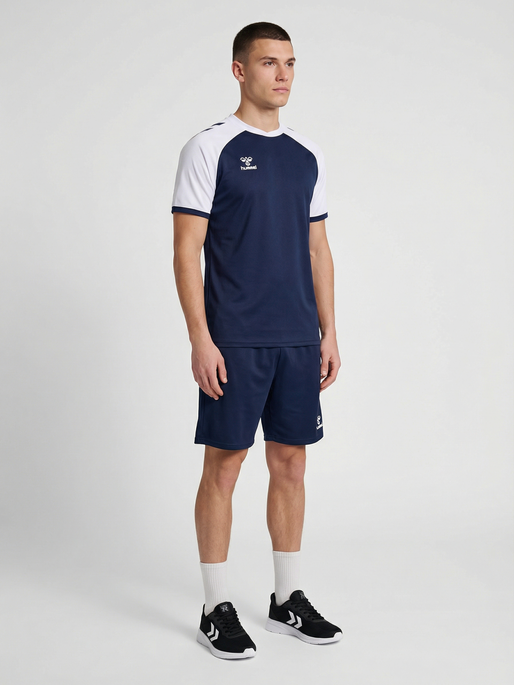 hmlESSENTIAL SHORTS, MARINE, model