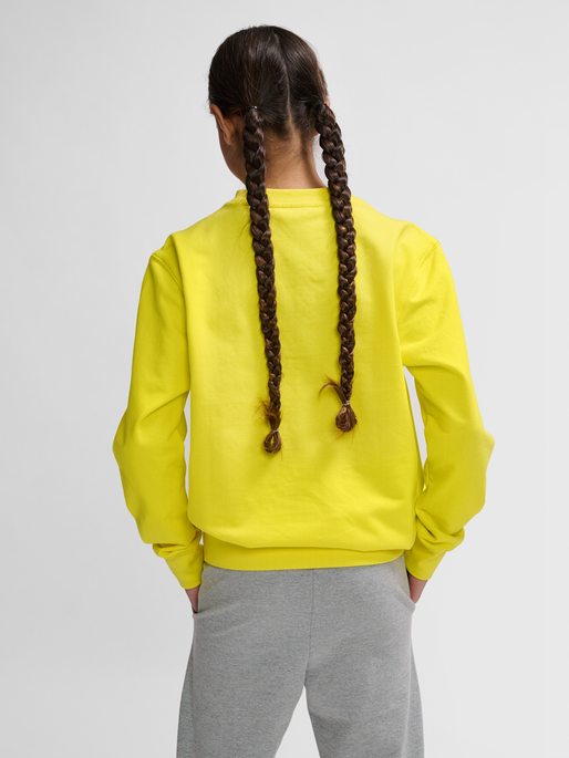 hmlGO 2.0 SWEATSHIRT KIDS, BLAZING YELLOW, model