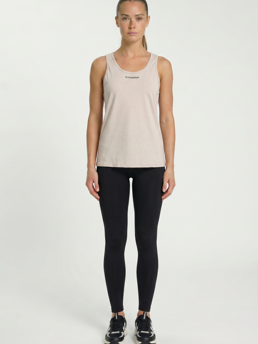 hmlZANDRA TOP, PUMICE STONE MELANGE, model