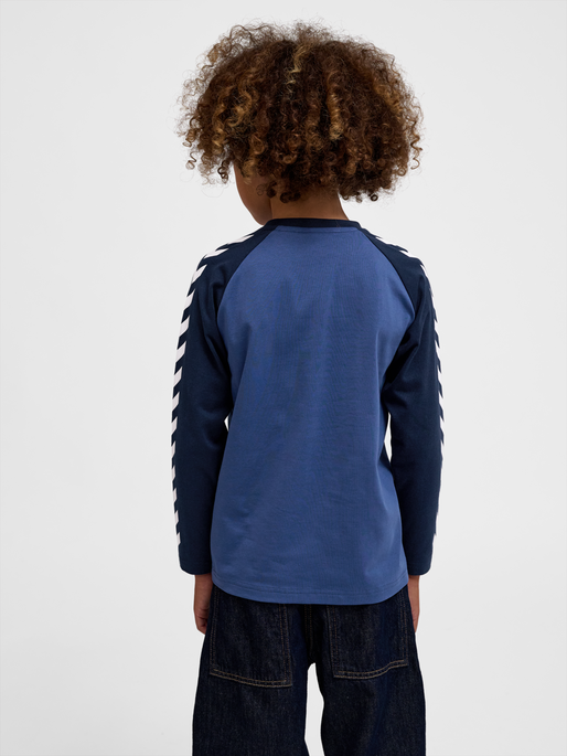 hmlBOYS T-SHIRT L/S, TRUE NAVY, model