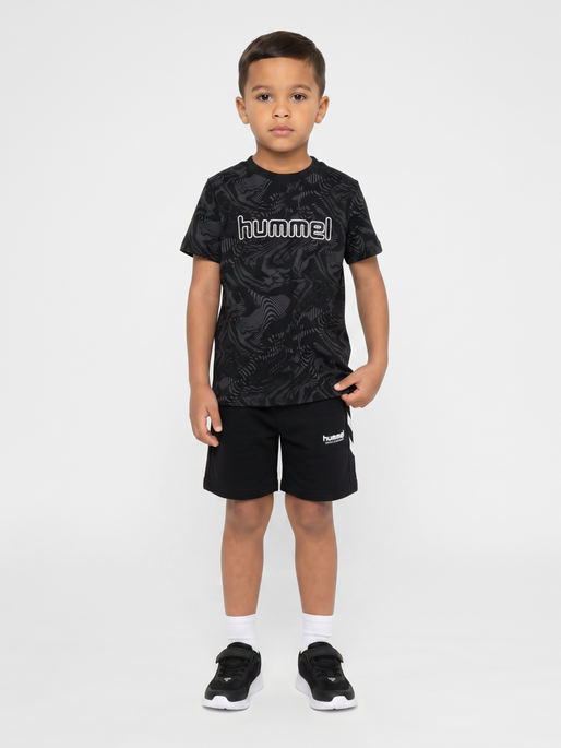 hmlJR AOP LOGO T-SHIRT, BLACK, model