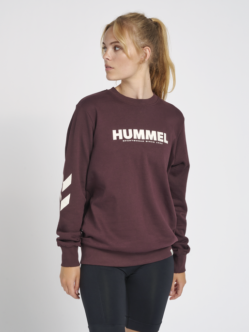 hmlLEGACY SWEATSHIRT, FUDGE, model