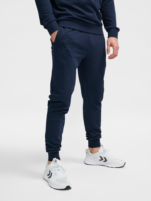 hmlACTIVE SWEATPANTS, TOTAL ECLIPSE, model