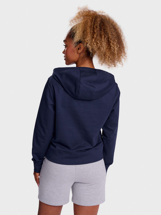 hmlGO 2.0 HOODIE WOMAN, MARINE, model