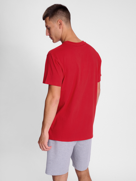 hmlGO 2.0 LOGO T-SHIRT S/S, TRUE RED, model