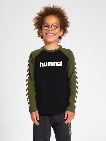 hmlBOYS T-SHIRT L/S, OLIVE NIGHT, model