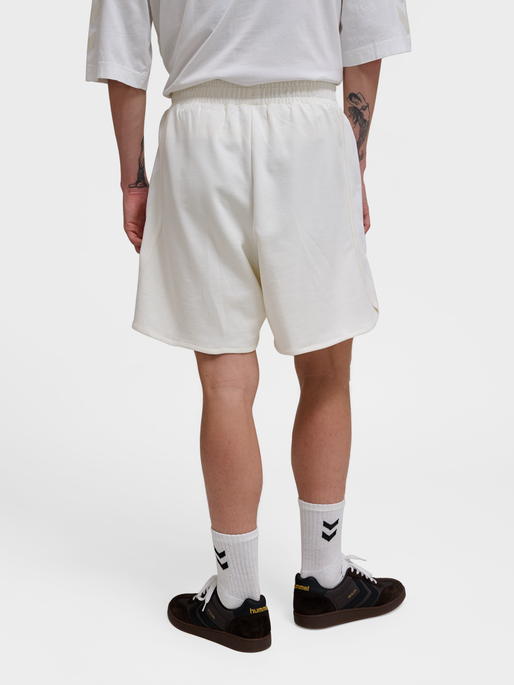 hmlOVERSIZED SHORTS GAMBA, TOFU, model