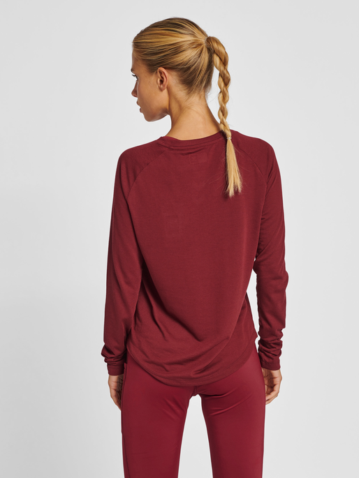 hmlMT VANJA T-SHIRT L/S, CABERNET, model