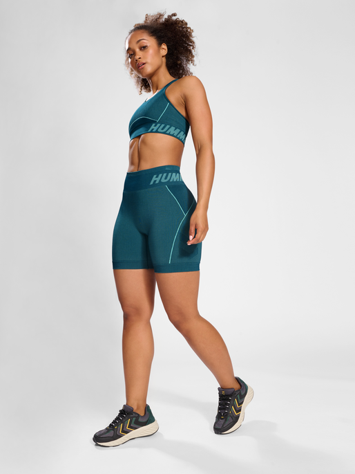 hmlTE CHRISTEL SEAMLESS SHORTS, DEEP TEAL, model