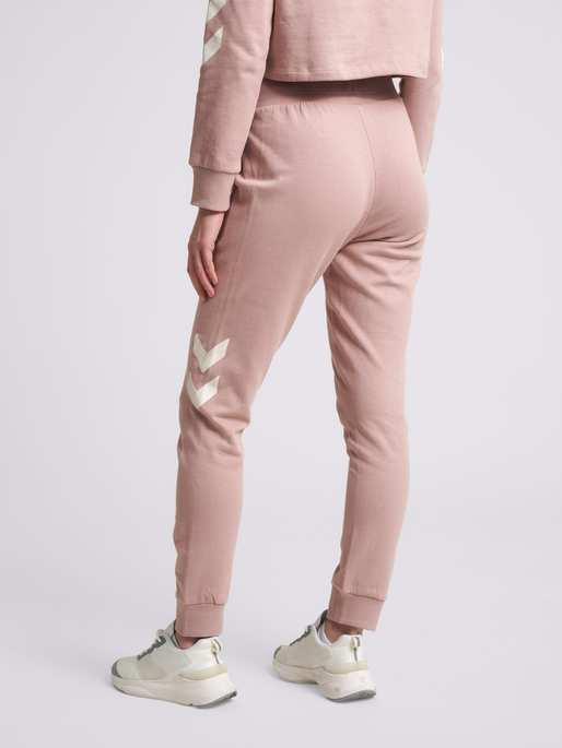 hmlLEGACY WOMAN TAPERED PANTS, WOODROSE, model