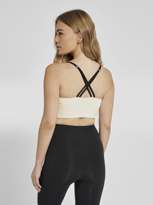 hmlLUNA SEAMLESS SPORTS TOP, MARSHMALLOW, model