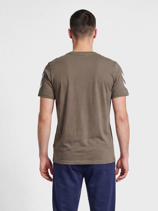 hmlLEGACY 2.0 T-SHIRT S/S, DARK NIGHT, model