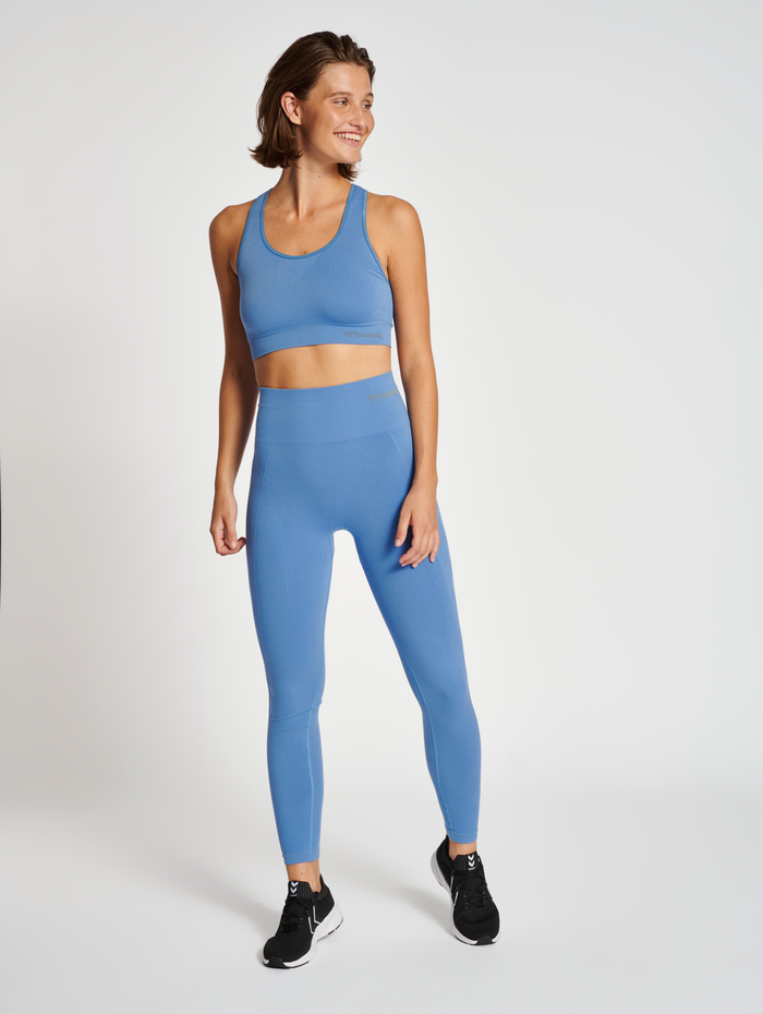 hmlTIF SEAMLESS SPORTS TOP, RIVIERA, model