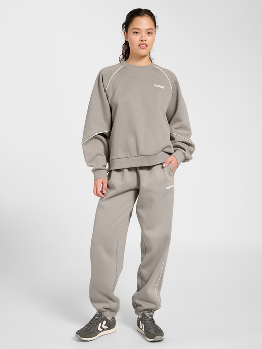 hmlKEEPER W BOXY PIPING CREWNECK, ROCK RIDGE, model