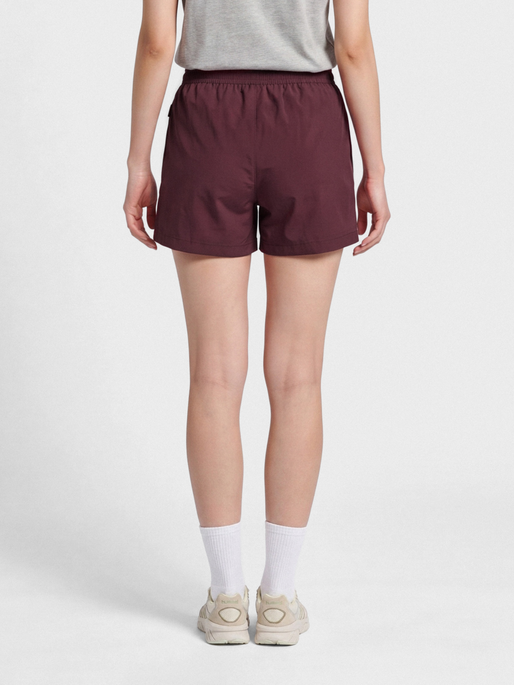 hmlMOVE GRID WOVEN SHORTS WOMAN, GRAPE WINE, model