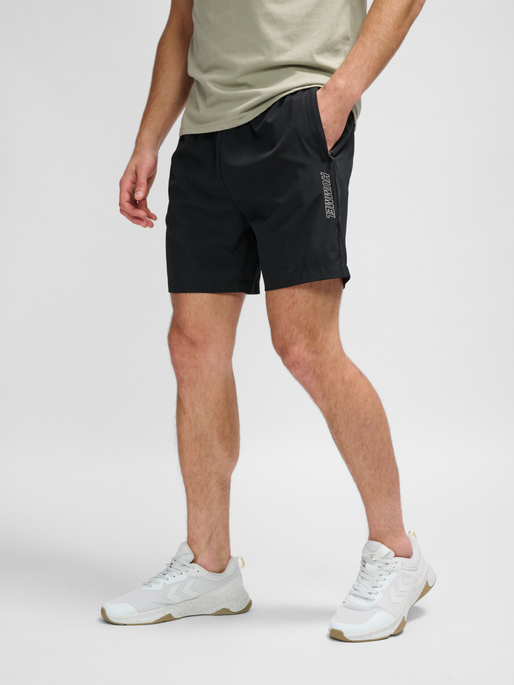 hmlTE BASE WOVEN SHORTS, BLACK, model