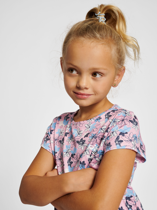 hmlNANNA T-SHIRT S/S, ZEPHYR, model