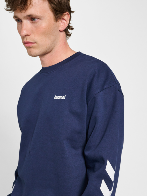 hmlCHEVRON ATHLETIC SWEATSHIRT, DRESS BLUES, model