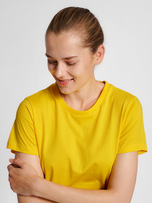 hmlRED BASIC T-SHIRT S/S WOMAN, EMPIRE YELLOW, model