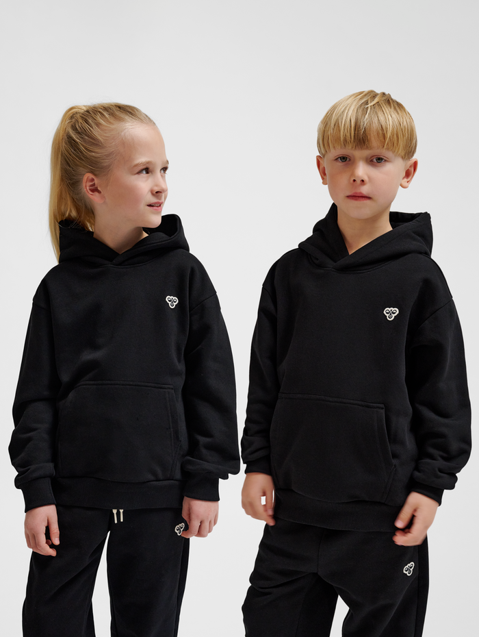 hmlJR LOOSE HOODIE BEE, BLACK, model