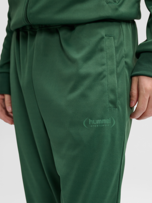 hmlFELIX  POLY TRACKSUIT SET, DARK GREEN, model