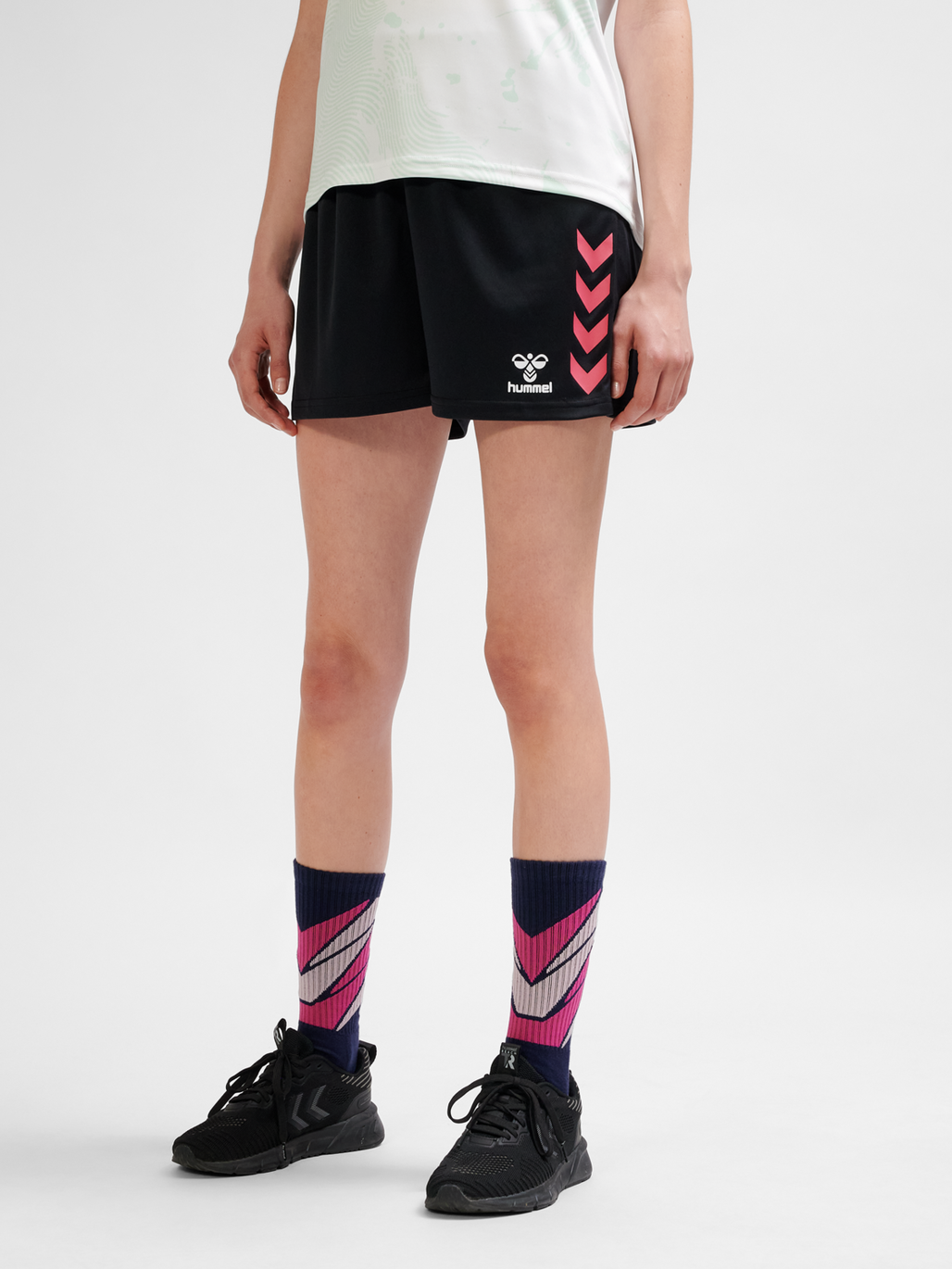 hmlGRAPHIC UNIVERSE SHORTS WOMAN, BLACK, model