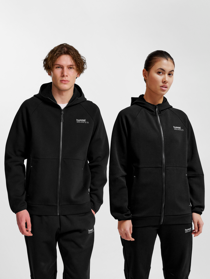 hmlTECH FLEECE REGULAR ZIP HOODIE, BLACK, model