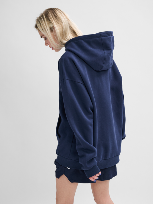 hmlLOOSE HOODIE BEE, DRESS BLUES, model