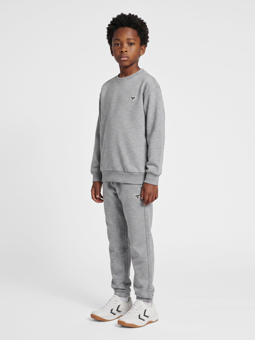 hmlJR LOOSE CREWNECK BEE, GREY MELANGE, model