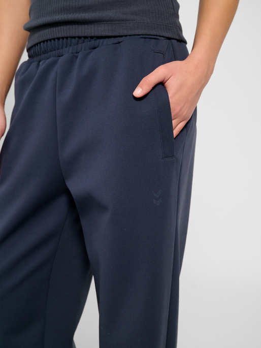 hmlDEFENDER W PANTS, EBONY, model