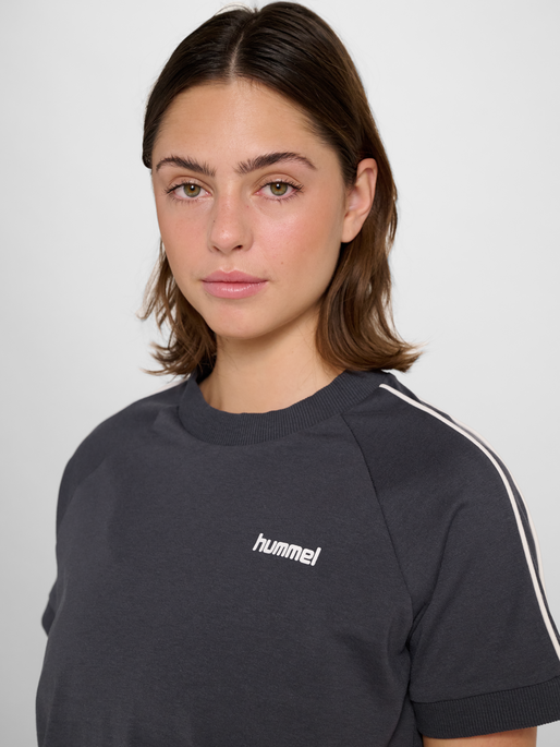 hmlPULSE PIPING W T-SHIRT S/S, EBONY, model