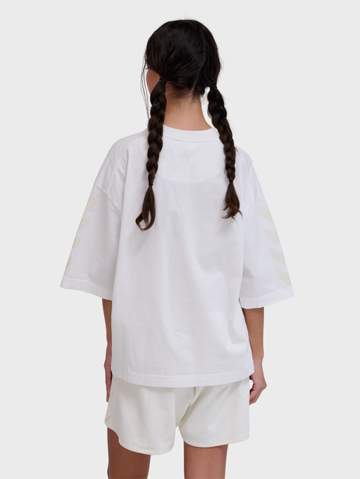 hmlOVERSIZED T-SHIRT GAMBA, WHITE, model