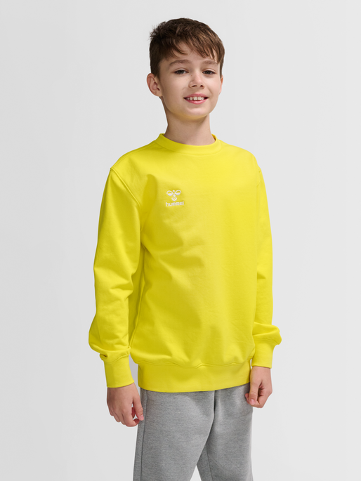 hmlGO 2.0 SWEATSHIRT KIDS, BLAZING YELLOW, model