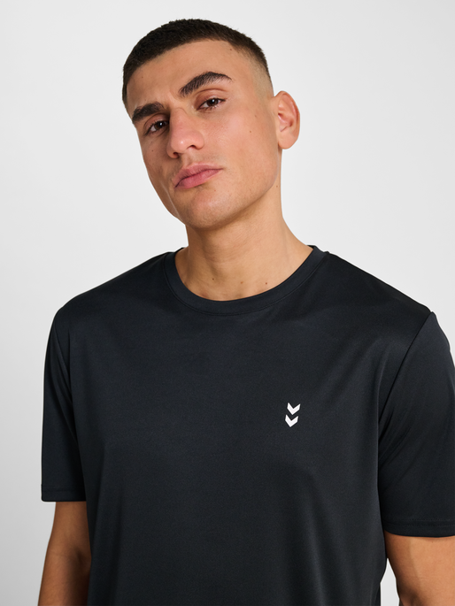 hmlPULSE TRAINING  T-SHIRT S/S, BLACK, model