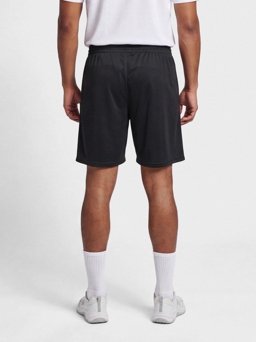 hmlESSENTIAL TRAINING SHORTS, BLACK, model