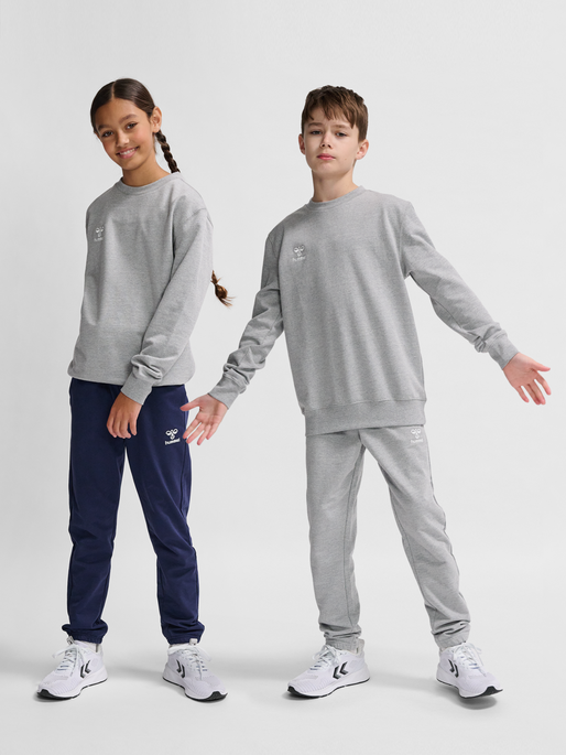 hmlGO 2.0 SWEATSHIRT KIDS, GREY MELANGE, model