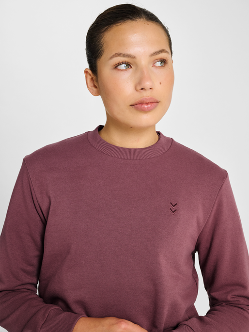 hmlPULSE W SWEAT CREWNECK, NOCTURNE, model
