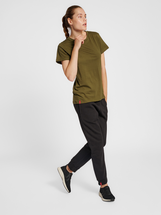 hmlRED BASIC T-SHIRT S/S WOMAN, DARK OLIVE, model