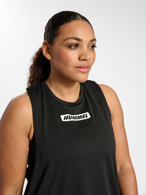 hmlTE CURVY TANKTOP PLUS, BLACK, model