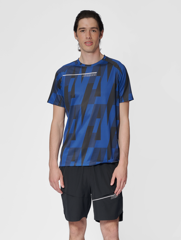 hmlCOURT AOP LIGHT WEIGHT T-SHIRT, SODALITE BLUE, model