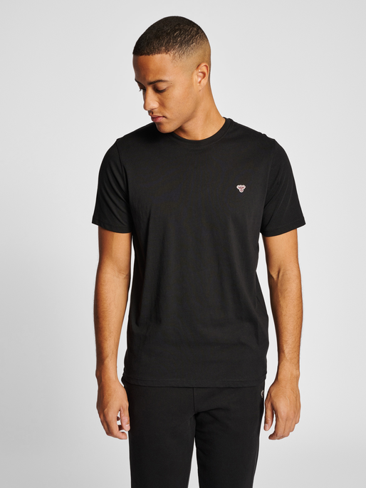 hmlIC FRED T-SHIRT, 2001, model
