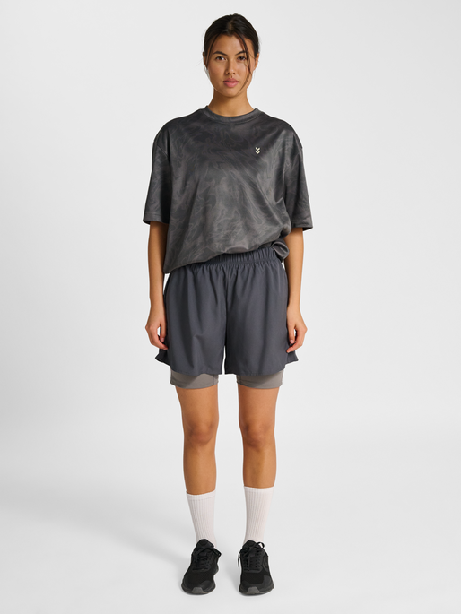 hmlHIIT AOP LOOSE T-SHIRT S/S, SHARK, model