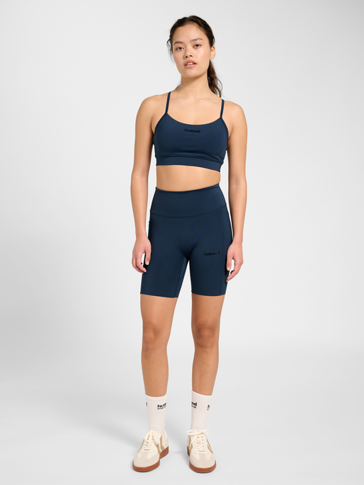 hmlPRIMA MEDIUM SUPPORT BRA, DRESS BLUES, model