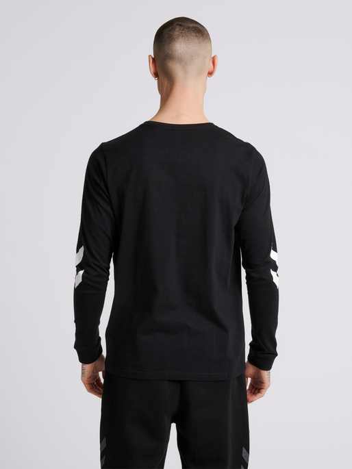 hmlLEGACY T-SHIRT L/S, BLACK, model