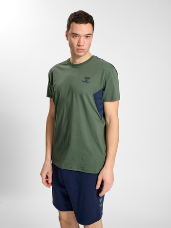 hmlSTALTIC COTTON T-SHIRT S/S, DUCK GREEN, model